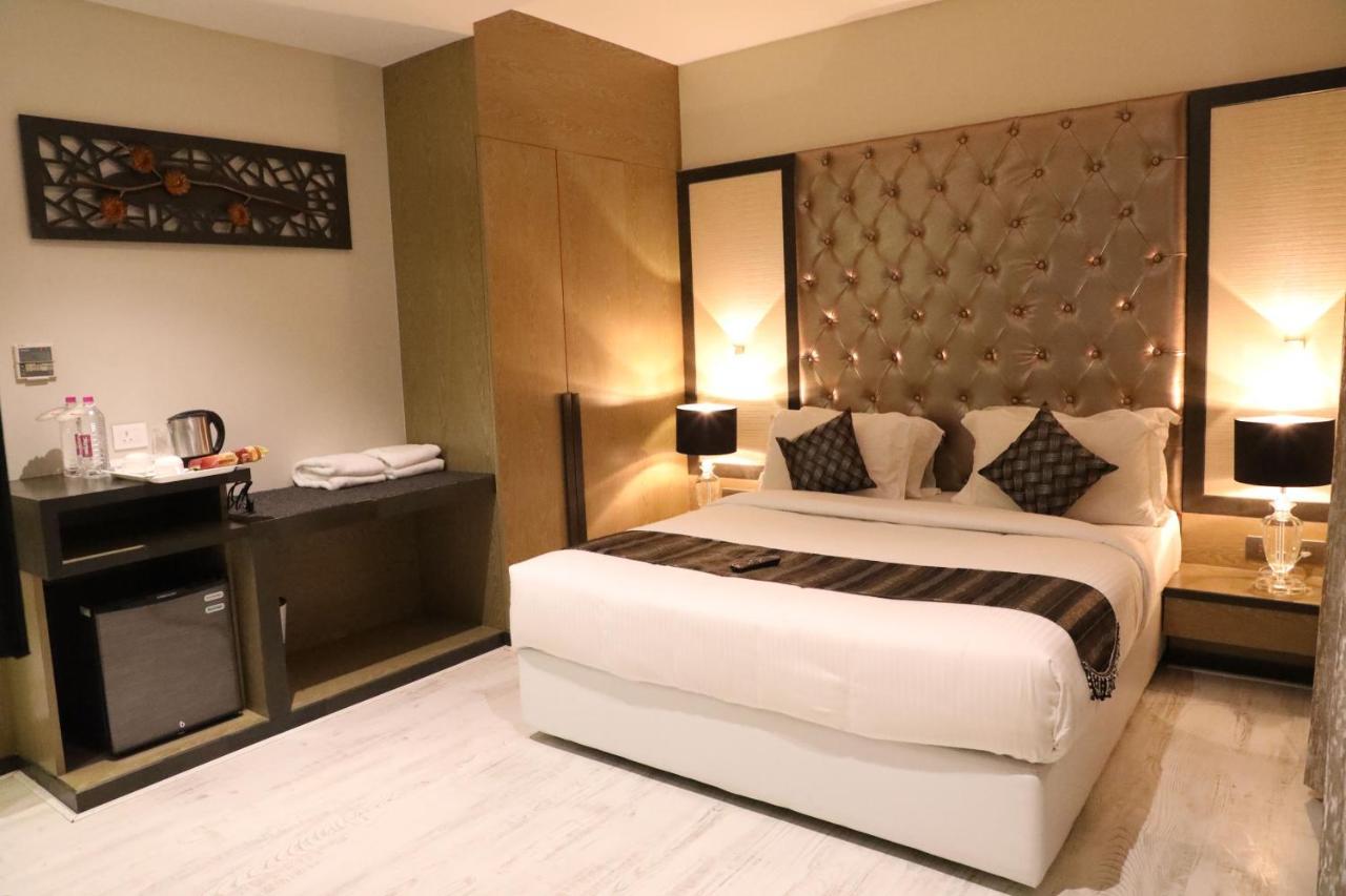 The Imperial Grand Hotell Ujjain Exteriör bild
