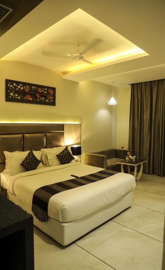 The Imperial Grand Hotell Ujjain Exteriör bild